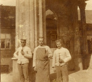 Kilka ujec Prusaków przed portykiem, 1915 